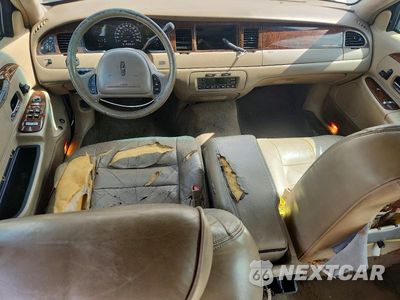 Zdjęcie 8 z 12 samochodu: 2001 LINCOLN TOWN CAR EXECUTIVE VIN:1LNHM81W01Y676391 - miniatura