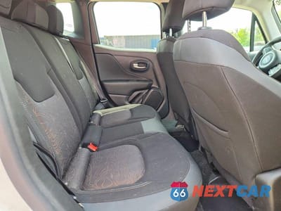 Zdjęcie 11 z 13 samochodu: 2023 JEEP RENEGADE LATITUDE VIN:ZACNJDB10PPP39080 - miniatura