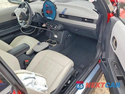 Zdjęcie 8 z 13 samochodu: 2025 MINI COOPER BASE VIN:WMW13GD00S2W42463 - miniatura