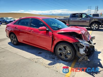 Czwarte zdjęcie samochodu z boku: 2022 HYUNDAI ELANTRA BLUE VIN:KMHLM4AJ5NU015072 - miniatura