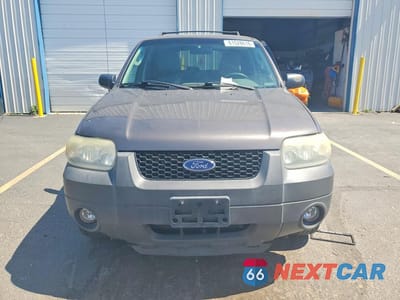 Piąte zdjęcie samochodu w środku: 2005 FORD ESCAPE XLT VIN:1FMYU93115KD85740 - miniatura