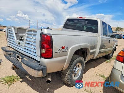 Trzecie zdjęcie samochodu z tyłu: 2004 CHEVROLET SILVERADO K2500 HEAVY DUTY VIN:1GCHK29284E394305 - miniatura