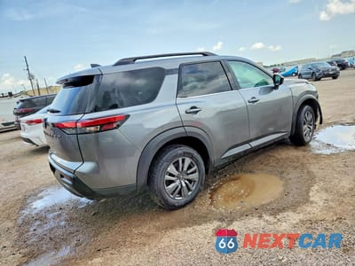 Trzecie zdjęcie samochodu z tyłu: 2026 NISSAN PATHFINDER SV VIN:5N1DR3BS3TC258597 - miniatura