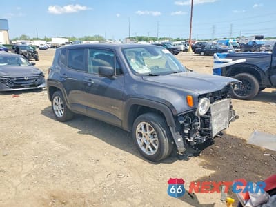 Czwarte zdjęcie samochodu z boku: 2023 JEEP RENEGADE LATITUDE VIN:ZACNJDB10PPP71933 - miniatura