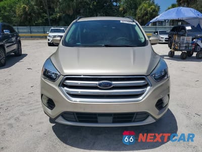 Piąte zdjęcie samochodu w środku: 2018 FORD ESCAPE SE VIN:1FMCU0GD0JUC67431 - miniatura