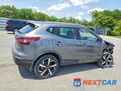Trzecie zdjęcie samochodu z tyłu: 2022 NISSAN ROGUE SPORT SL VIN:JN1BJ1CW7NW495106 - miniatura