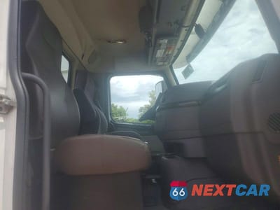 Piąte zdjęcie samochodu w środku: 2018 VOLVO VNL SEMI TRUCK VIN:4V4N39TG8JN892761 - miniatura