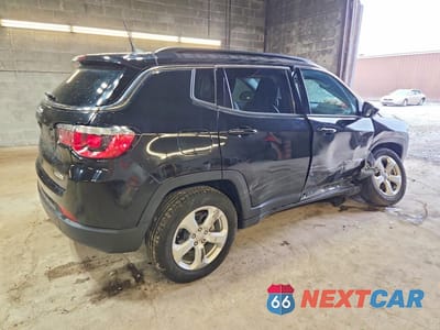 Trzecie zdjęcie samochodu z tyłu: 2020 JEEP COMPASS LATITUDE VIN:3C4NJDBBXLT129928 - miniatura