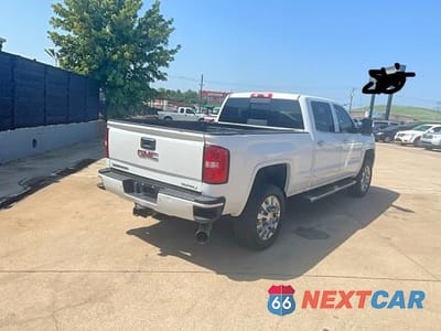 Czwarte zdjęcie samochodu z boku: 2015 GMC SIERRA K2500 DENALI VIN:1GT120E85FF601018 - miniatura