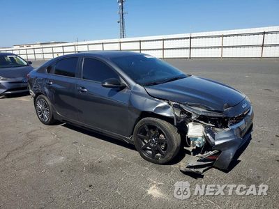 Czwarte zdjęcie samochodu z boku: 2022 KIA FORTE GT LINE VIN:3KPF54AD8NE438364 - miniatura