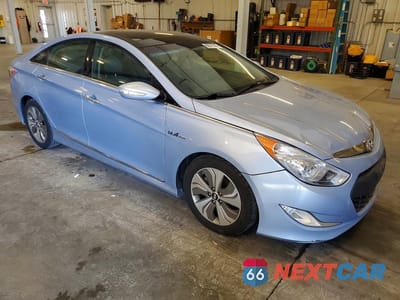 Czwarte zdjęcie samochodu z boku: 2014 HYUNDAI SONATA HYBRID VIN:KMHEC4A47EA111664 - miniatura