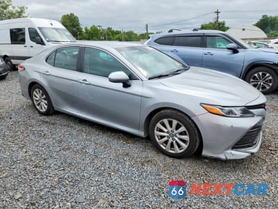 Czwarte zdjęcie samochodu z boku: 2018 TOYOTA CAMRY LE VIN:4T1B11HK6JU075468 - miniatura