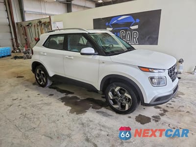 Czwarte zdjęcie samochodu z boku: 2025 HYUNDAI VENUE SEL VIN:KMHRC8A35SU370406 - miniatura