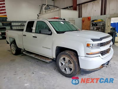 Czwarte zdjęcie samochodu z boku: 2018 CHEVROLET SILVERADO K1500 CUSTOM VIN:1GCVKPEH4JZ377788 - miniatura
