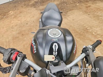 Piąte zdjęcie samochodu w środku: 2020 DUCATI MONSTER 821 VIN:ZDMMACLS4LB006555 - miniatura