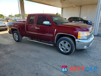 Czwarte zdjęcie samochodu z boku: 2013 CHEVROLET SILVERADO K1500 LT VIN:1GCRKSE72DZ378759 - miniatura