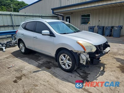 Czwarte zdjęcie samochodu z boku: 2013 NISSAN ROGUE S VIN:JN8AS5MV4DW614977 - miniatura