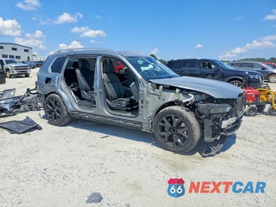 Czwarte zdjęcie samochodu z boku: 2024 BMW X7 XDRIVE40I VIN:5UX23EM03R9V72744 - miniatura