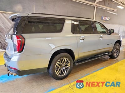 Trzecie zdjęcie samochodu z tyłu: 2025 CHEVROLET SUBURBAN K1500 Z71 VIN:1GNS6DRD3SR349079 - miniatura