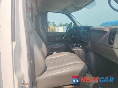 Zdjęcie 10 z 12 samochodu: 2007 CHEVROLET EXPRESS BOX TRUCK VIN:1GBJG31U471125949 - miniatura