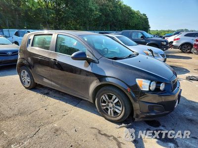 Czwarte zdjęcie samochodu z boku: 2014 CHEVROLET SONIC LT VIN:1G1JC6SB3E4174893 - miniatura