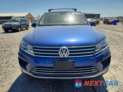 Piąte zdjęcie samochodu w środku: 2016 VOLKSWAGEN TOUAREG SPORT VIN:WVGEF9BP2GD010093 - miniatura