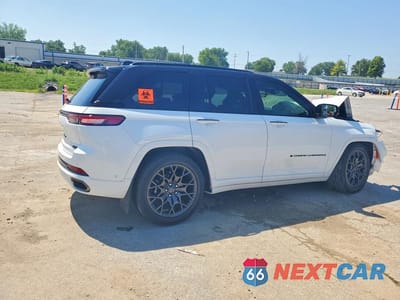 Trzecie zdjęcie samochodu z tyłu: 2025 JEEP GRAND CHEROKEE SUMMIT VIN:1C4RJHEG7S8791818 - miniatura