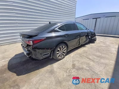 Trzecie zdjęcie samochodu z tyłu: 2020 LEXUS ES 300H BASE VIN:58AC21B18LU006701 - miniatura