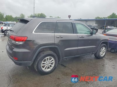 Trzecie zdjęcie samochodu z tyłu: 2020 JEEP GRAND CHEROKEE LAREDO VIN:1C4RJFAG0LC336852 - miniatura