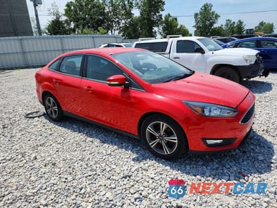 Czwarte zdjęcie samochodu z boku: 2017 FORD FOCUS SE VIN:1FADP3FE0HL200796 - miniatura
