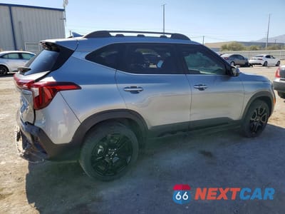 Trzecie zdjęcie samochodu z tyłu: 2024 KIA SELTOS X LINE VIN:KNDEUCA77R7643957 - miniatura