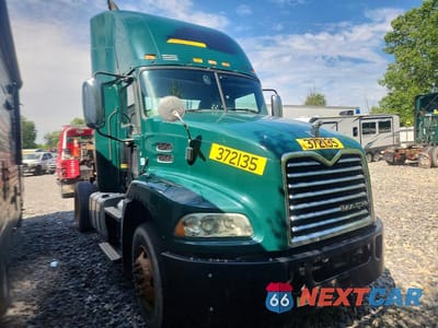 2018 MACK CXU612 SEMI TRUCK 1M1AW01X5JM010466 - główne zdjęcie licytacji z USA - miniatura