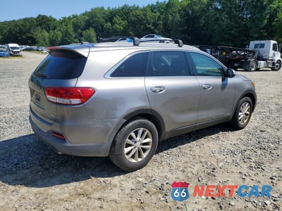 Trzecie zdjęcie samochodu z tyłu: 2017 KIA SORENTO LX V6 VIN:5XYPGDA57HG210967 - miniatura