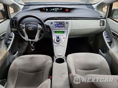 Zdjęcie 8 z 12 samochodu: 2015 TOYOTA PRIUS TWO VIN:JTDKN3DU6F1980104 - miniatura