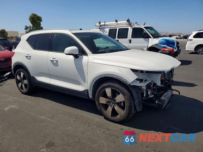 Czwarte zdjęcie samochodu z boku: 2019 VOLVO XC40 T5 MOMENTUM VIN:YV4162UK5K2111545 - miniatura