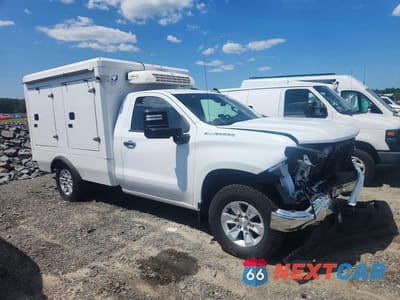 Czwarte zdjęcie samochodu z boku: 2025 CHEVROLET SILVERADO 1500 REFRIGERATED BOX TRUCK VIN:3GCNKAED9SG148938 - miniatura