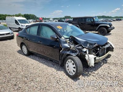 Czwarte zdjęcie samochodu z boku: 2018 NISSAN VERSA S VIN:3N1CN7AP3JL806960 - miniatura