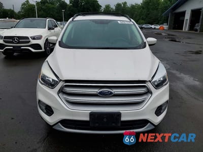 Piąte zdjęcie samochodu w środku: 2018 FORD ESCAPE SE VIN:1FMCU9GD0JUC24485 - miniatura