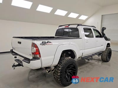 Trzecie zdjęcie samochodu z tyłu: 2015 TOYOTA TACOMA DOUBLE CAB LONG BED VIN:5TFMU4FN7FX029835 - miniatura