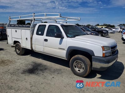 Czwarte zdjęcie samochodu z boku: 2007 CHEVROLET SILVERADO K2500 HEAVY DUTY VIN:1GCHK29U97E147753 - miniatura