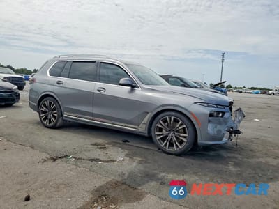 Czwarte zdjęcie samochodu z boku: 2025 BMW X7 XDRIVE40I VIN:5UX23EM0XS9X81257 - miniatura