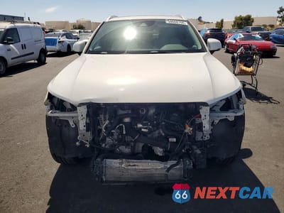Piąte zdjęcie samochodu w środku: 2019 VOLVO XC40 T5 MOMENTUM VIN:YV4162UK5K2111545 - miniatura