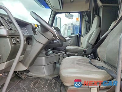 Zdjęcie 7 z 14 samochodu: 2020 VOLVO VNL SEMI TRUCK VIN:4V4NC9EJ8LN269331 - miniatura