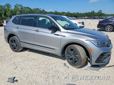 Czwarte zdjęcie samochodu z boku: 2024 VOLKSWAGEN TIGUAN SE R-LINE BLACK VIN:3VVCB7AX8RM120586 - miniatura