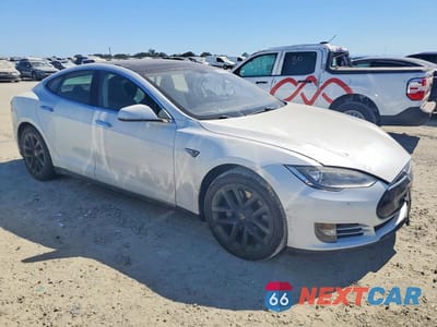 Czwarte zdjęcie samochodu z boku: 2014 TESLA MODEL S VIN:5YJSA1H16EFP35003 - miniatura