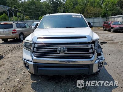 Piąte zdjęcie samochodu w środku: 2018 TOYOTA TUNDRA CREWMAX LIMITED VIN:5TFFY5F13JX229815 - miniatura