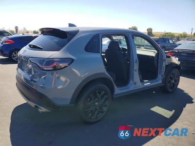 Trzecie zdjęcie samochodu z tyłu: 2025 HONDA HR-V SPORT VIN:3CZRZ2H57SM725405 - miniatura