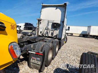 Trzecie zdjęcie samochodu z tyłu: 2022 KENWORTH T680 SEMI TRUCK VIN:1XKYD49XXNJ134650 - miniatura
