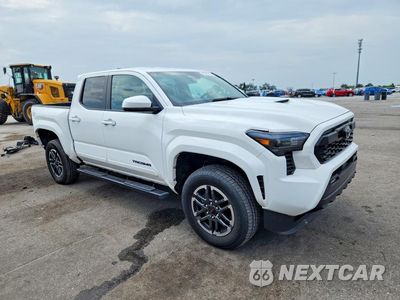 Czwarte zdjęcie samochodu z boku: 2025 TOYOTA TACOMA TRD SPORT VIN:3TMLB5JN8SM089069 - miniatura