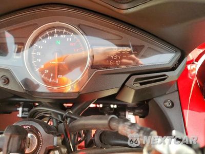 Zdjęcie 7 z 9 samochodu: 2014 HONDA VFR800 F VIN:JH2RC7915EK000646 - miniatura